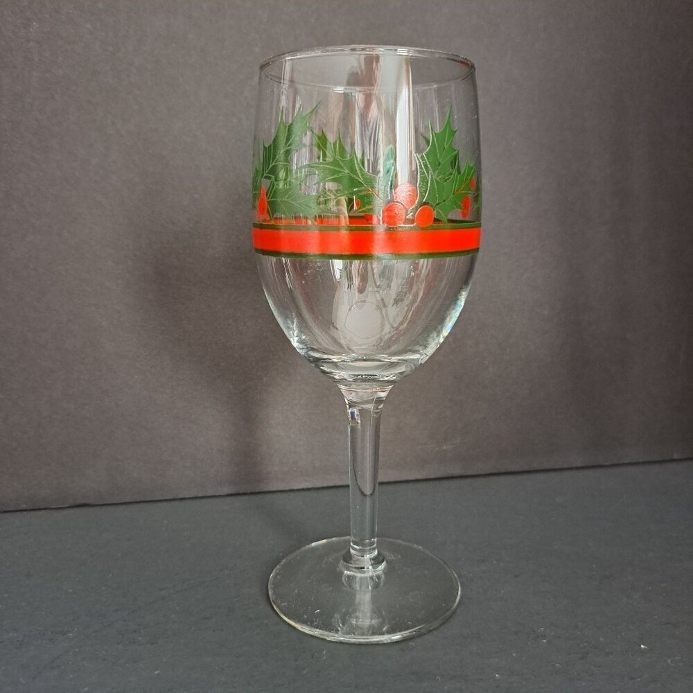 LIBBEY GLASS COMPANY Holly & Berries Water Goblet